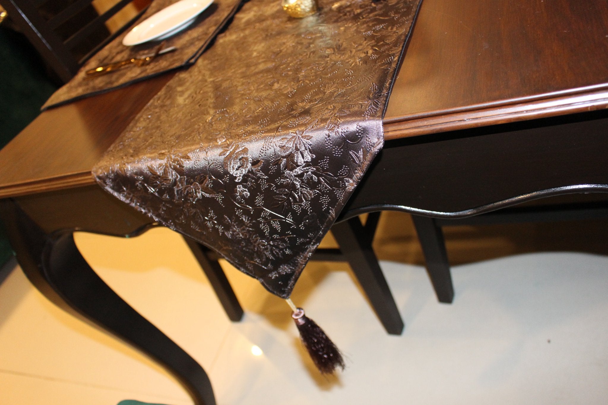 7Pc Daily Kitchen WipeEasy Family Dinner Faux Leather beautiful embossed floral pattern Table Runner Set-Beige UK