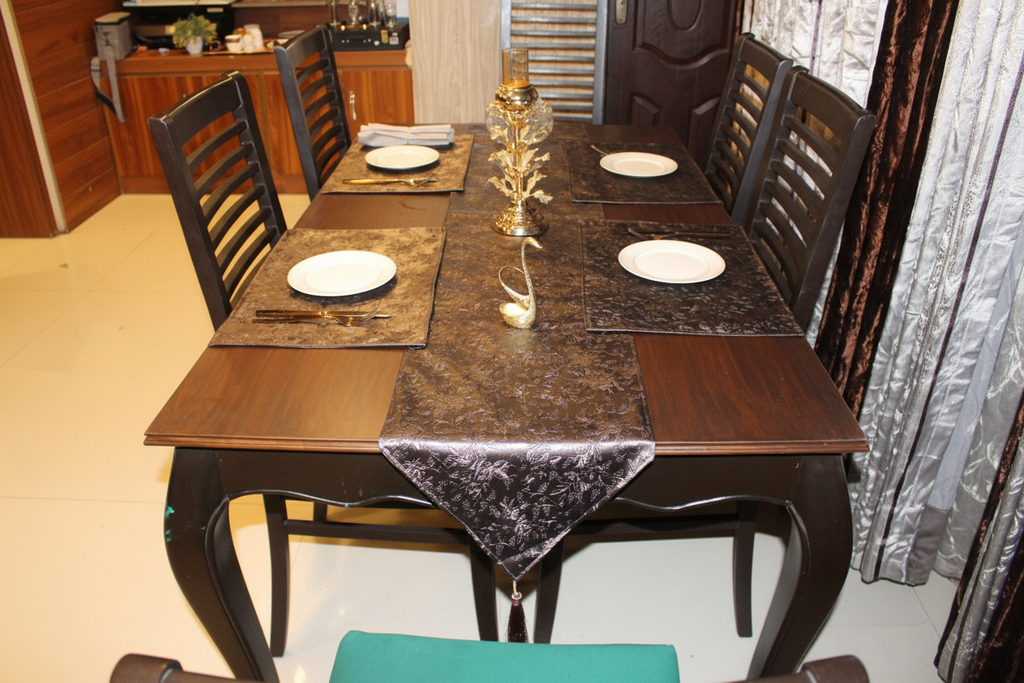 Luxury table setting with runner